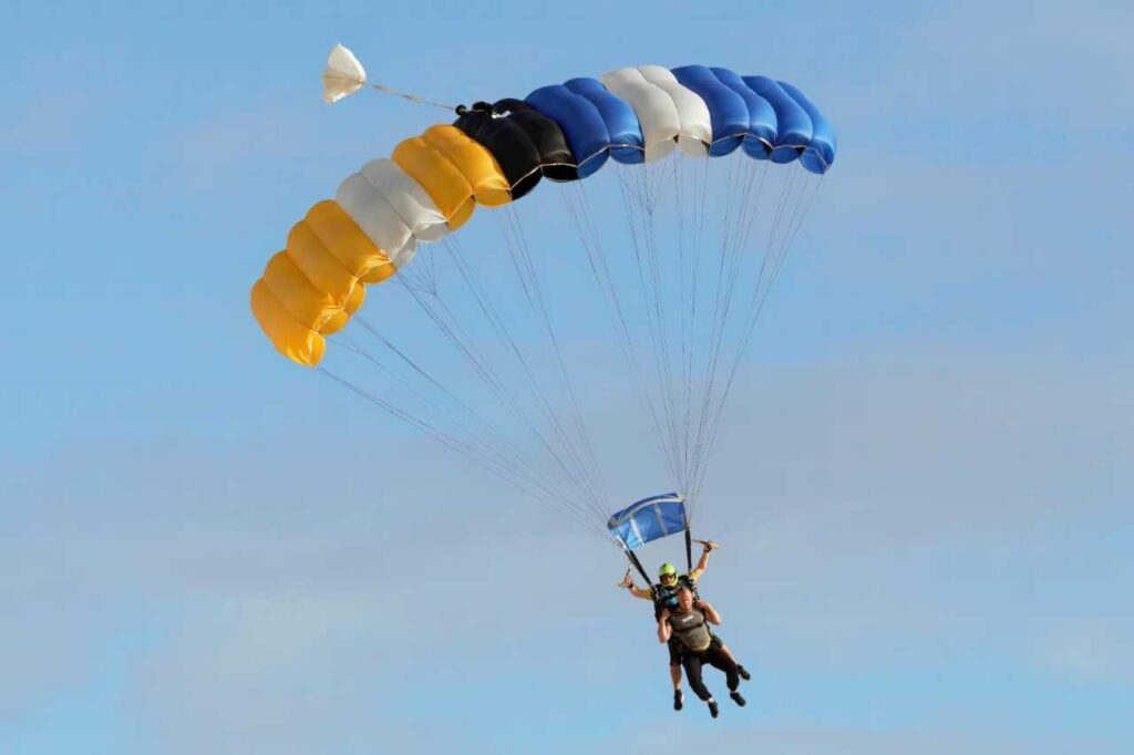 Saut en parachute d'hélicoptère