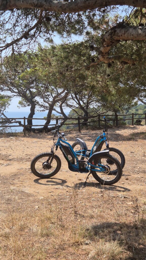 Trottinette électrique tout terrain sur la Costa Brava